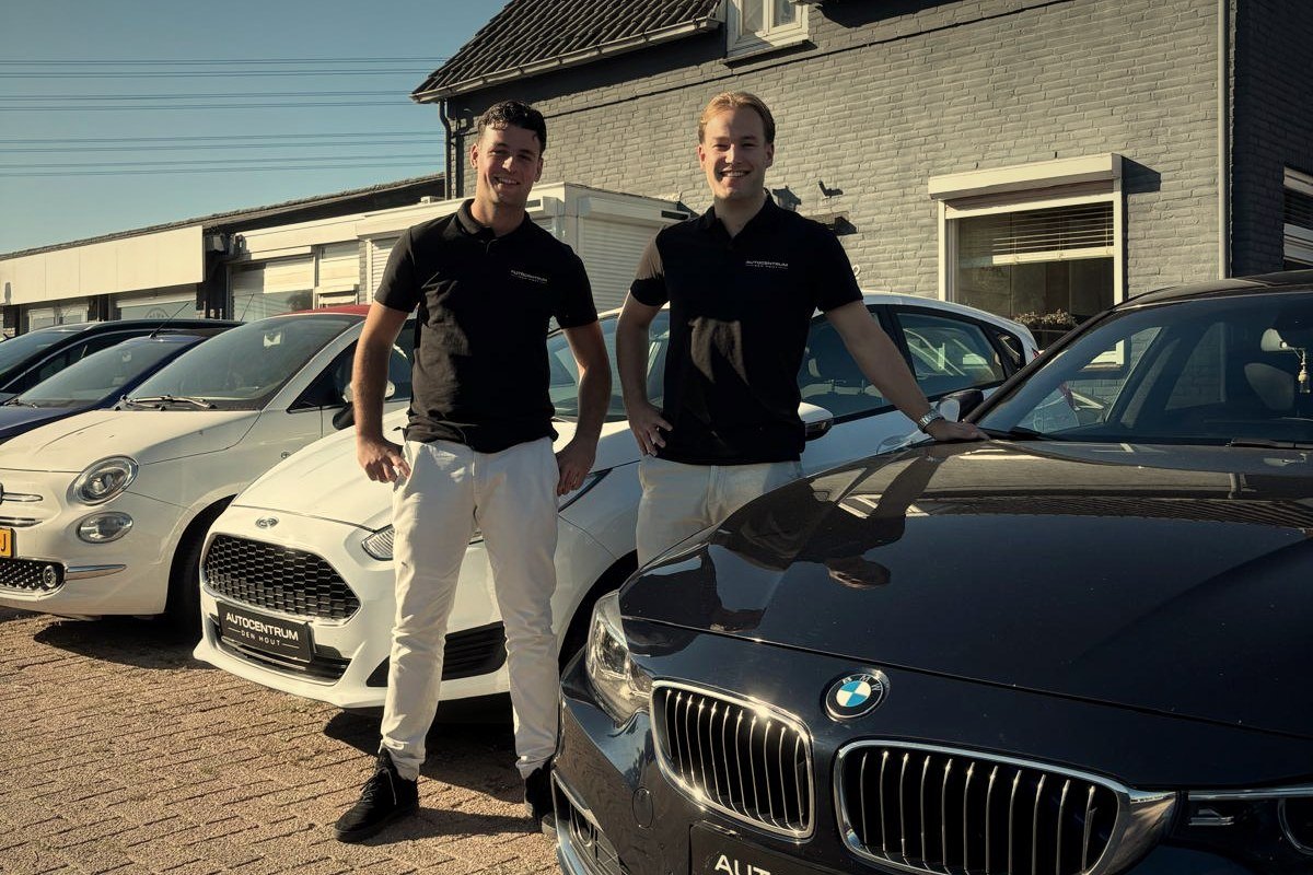Stan en Siem op het terrein van Autocentrum Den Hout