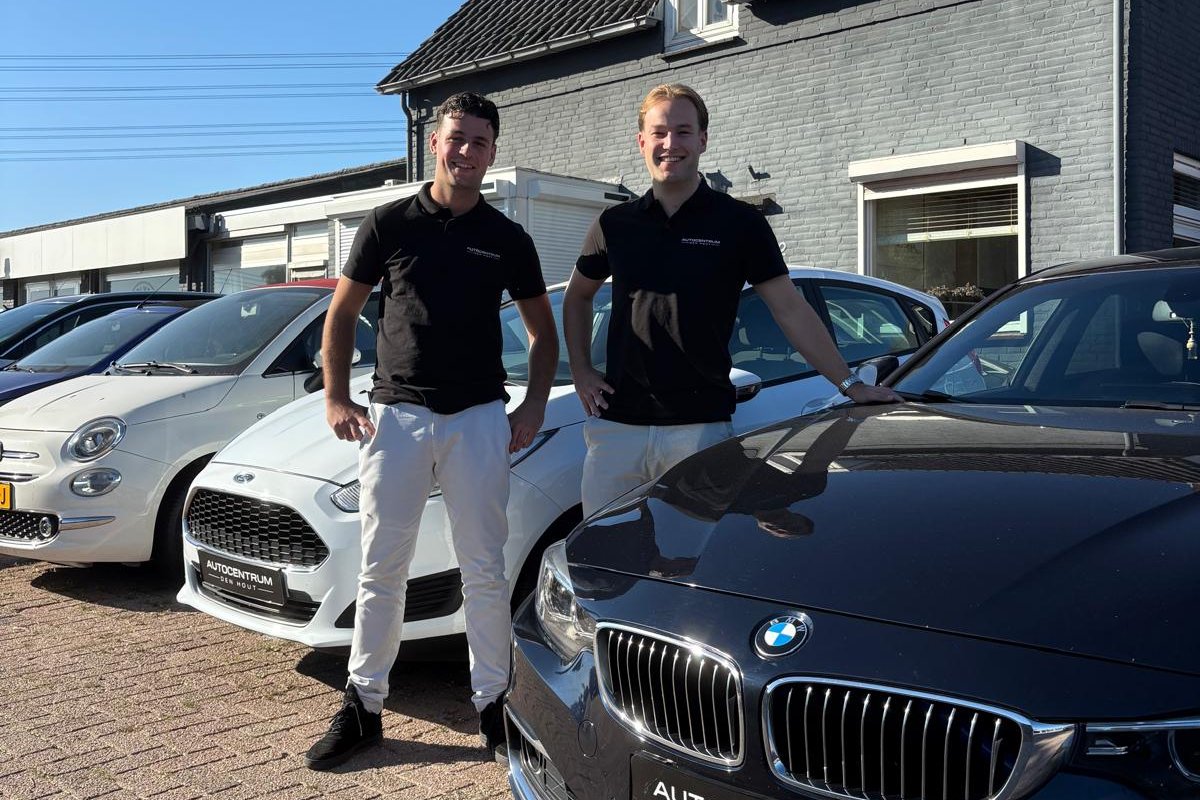 Stan en Siem op het terrein van Autocentrum Den Hout